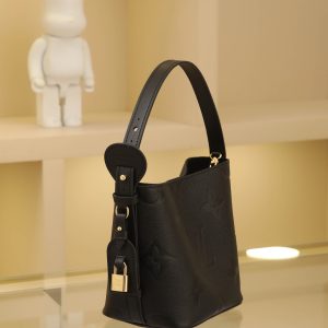 Alternative view of 18 x 12 x 16 cm (height x width x length)